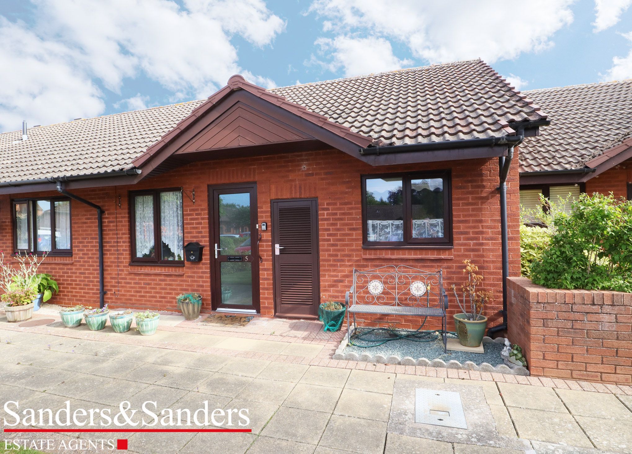 2 bedroom end terraced bungalow Sold in Bidford-on-avon, Alcester - Photograph 1