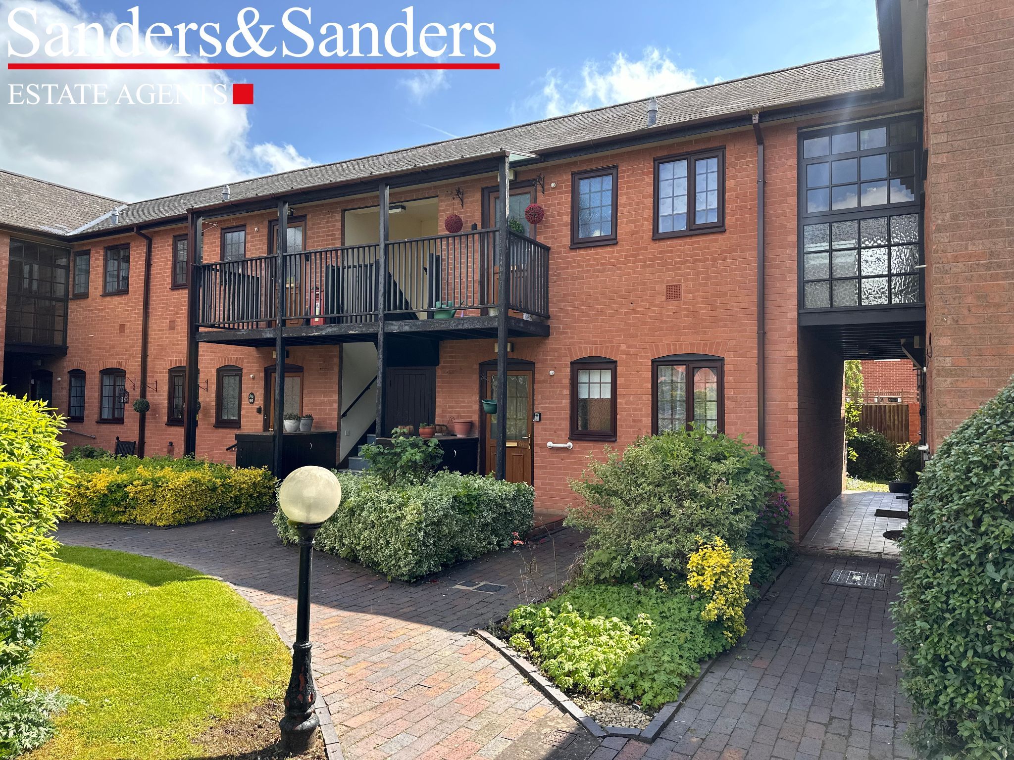 1 bedroom ground floor flat/apartment Sold Alcester - Photograph 1