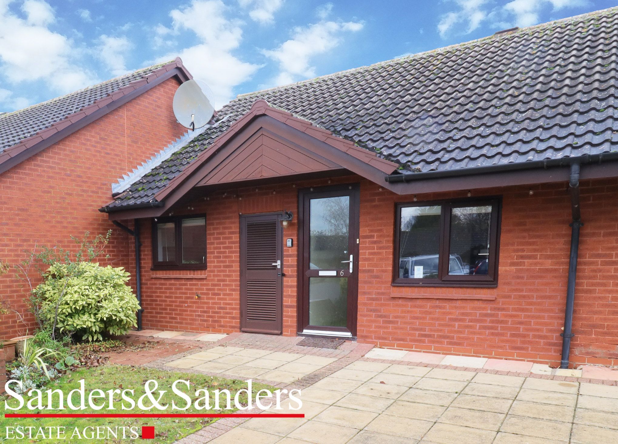 2 bedroom terraced bungalow Sold in Bidford-on-avon, Alcester - Photograph 1