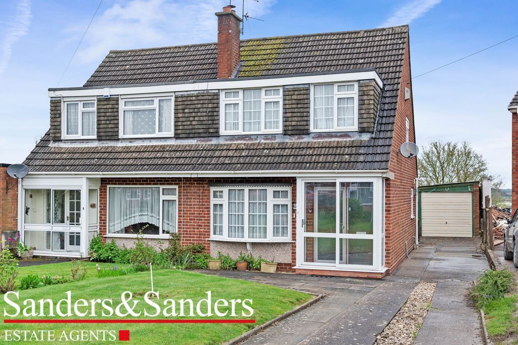 3 bedroom semi-detached house Sold Studley - Photograph 1
