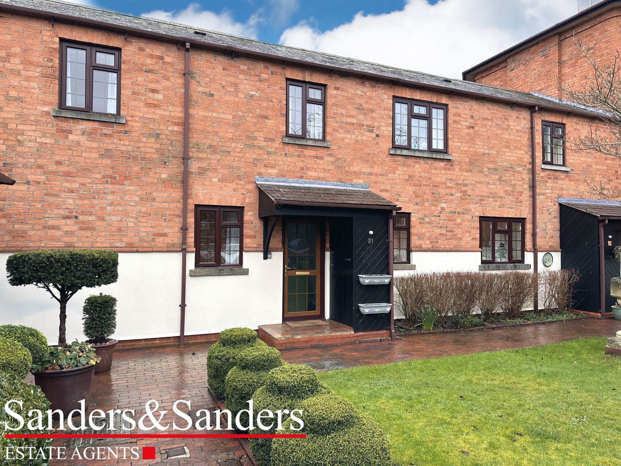 2 bedroom mid terraced house Sold Alcester - Photograph 1
