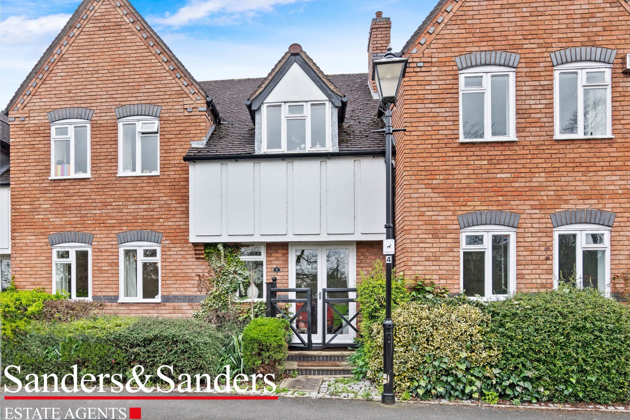 2 bedroom mid terraced house Sold Alcester - Photograph 1