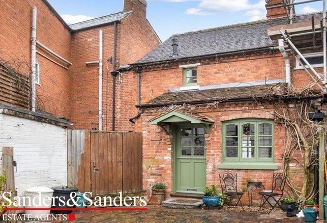 2 bedroom cottage house Sold Alcester - Photograph 1