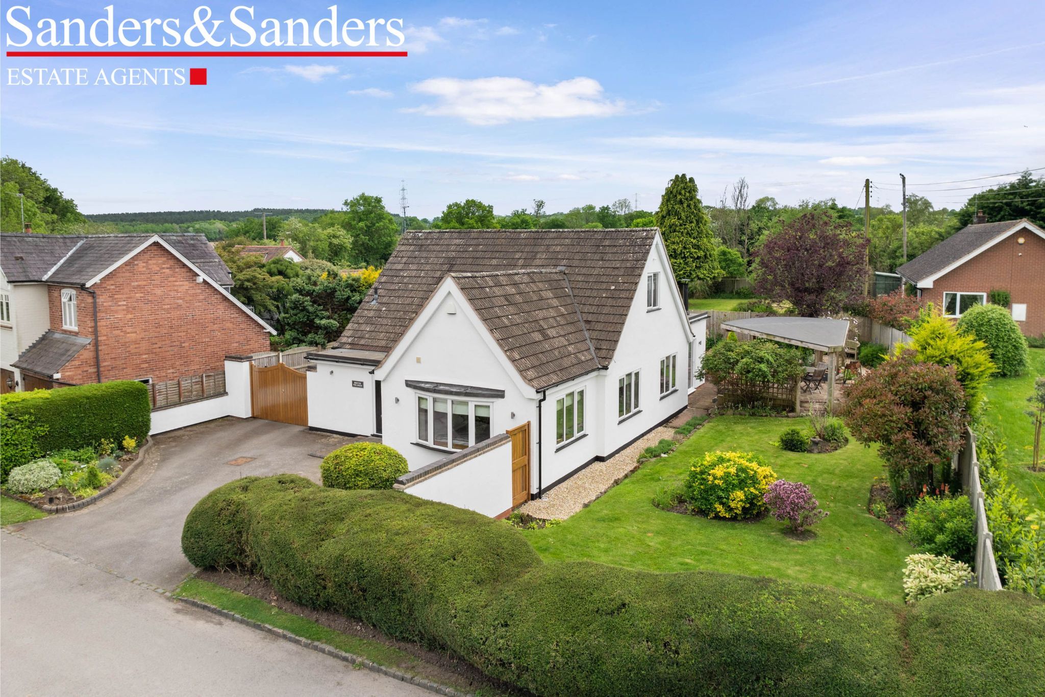 5 bedroom detached bungalow Sold in Sambourne, Redditch - Photograph 1