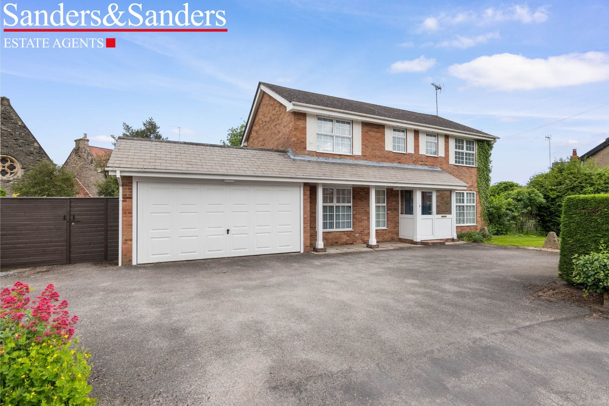 4 bedroom detached house Sold Alcester - Photograph 1