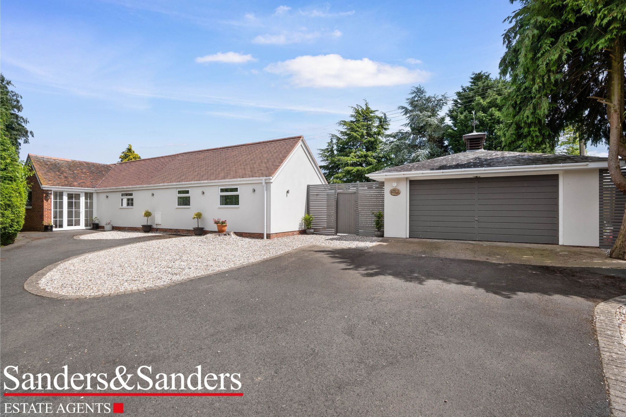 4 bedroom detached house Sold in Oversley Green, Alcester - Photograph 1