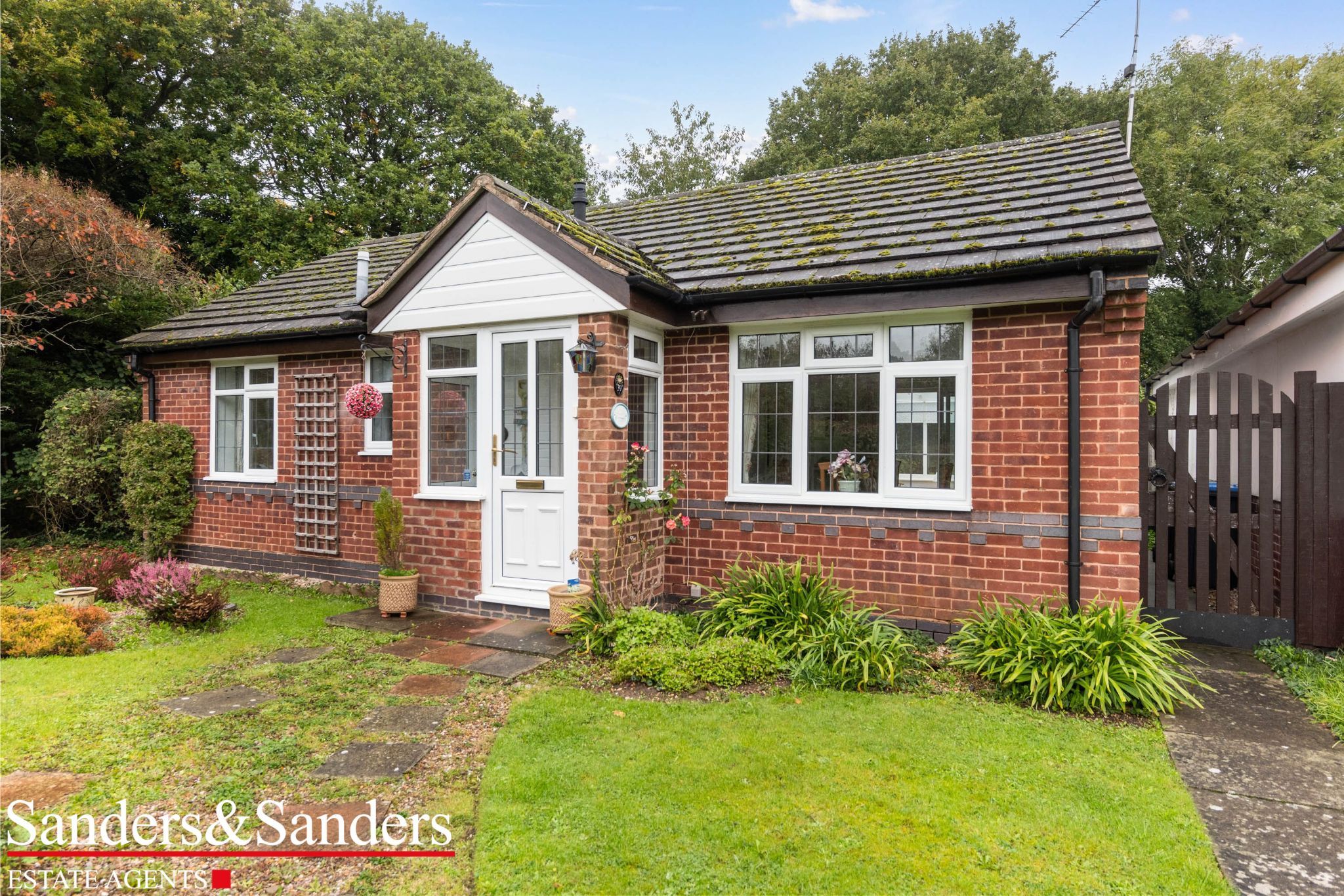 2 bedroom detached bungalow For Sale Alcester - Photograph 1