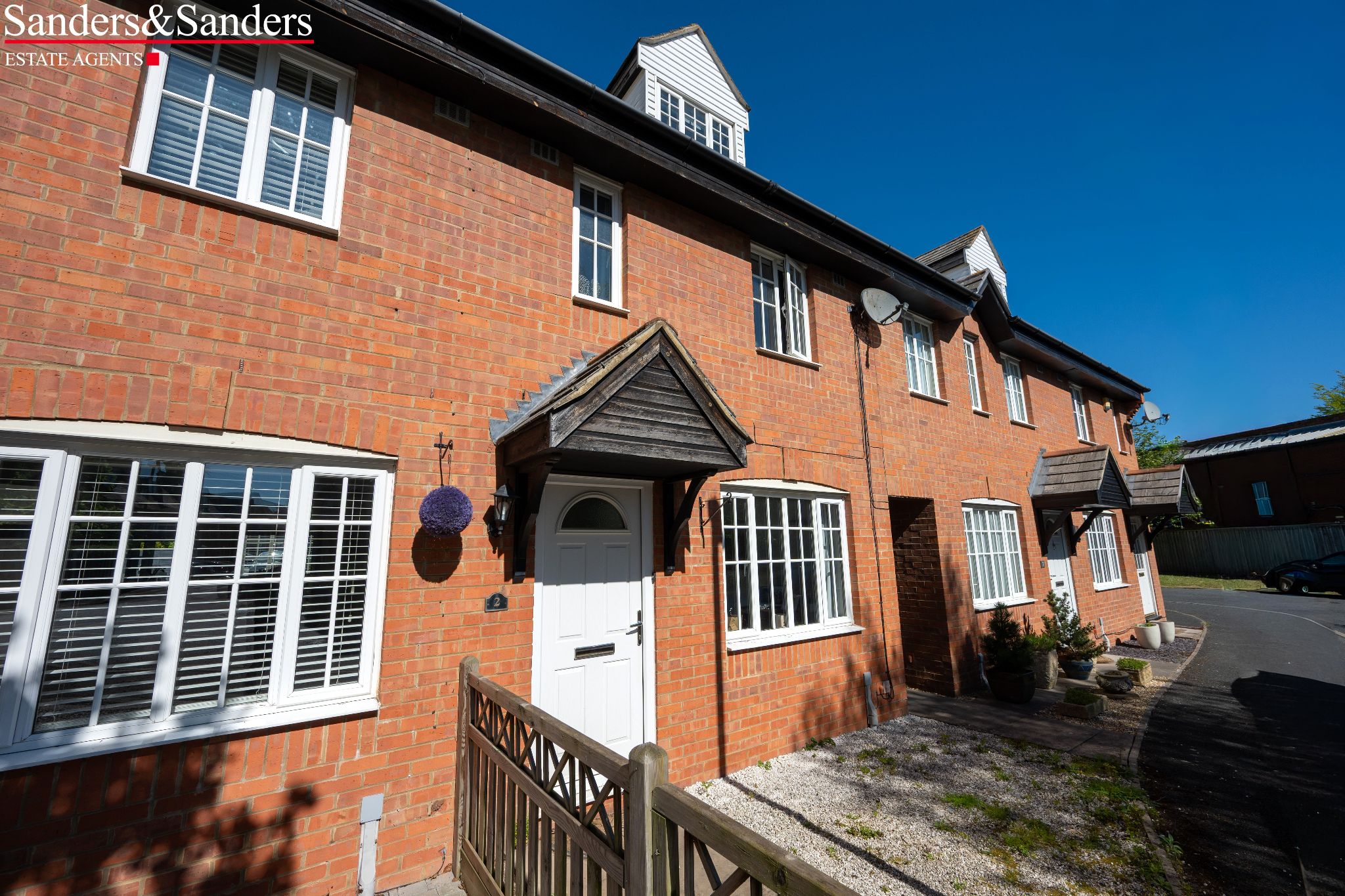 3 bedroom mid terraced house For Sale Alcester - Photograph 1