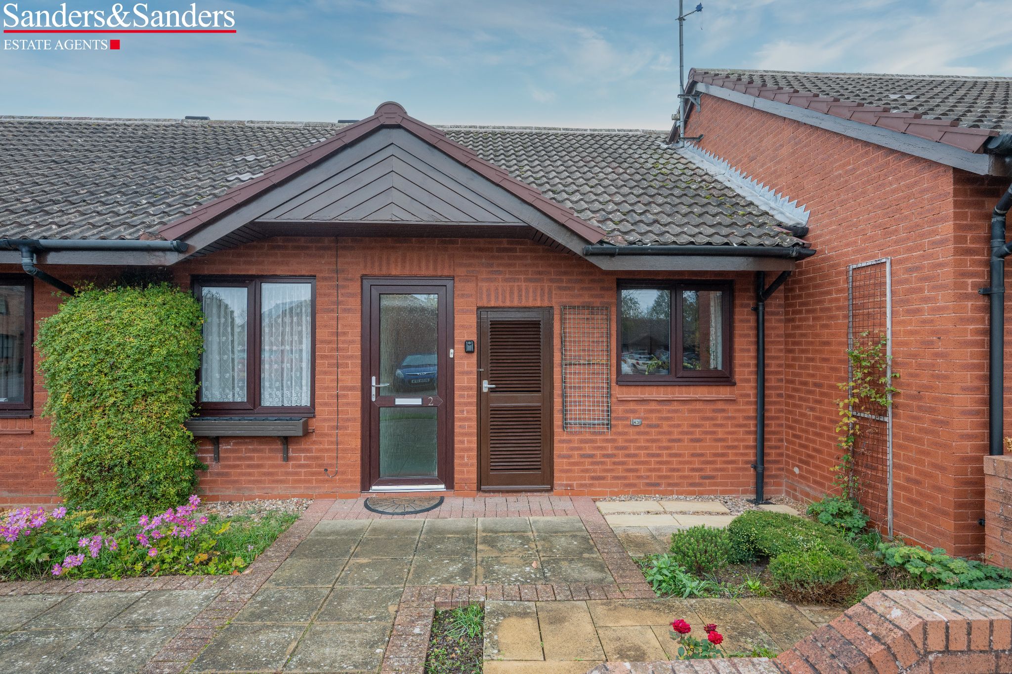 2 bedroom terraced bungalow SSTC in Bidford-on-avon, Alcester - Photograph 1