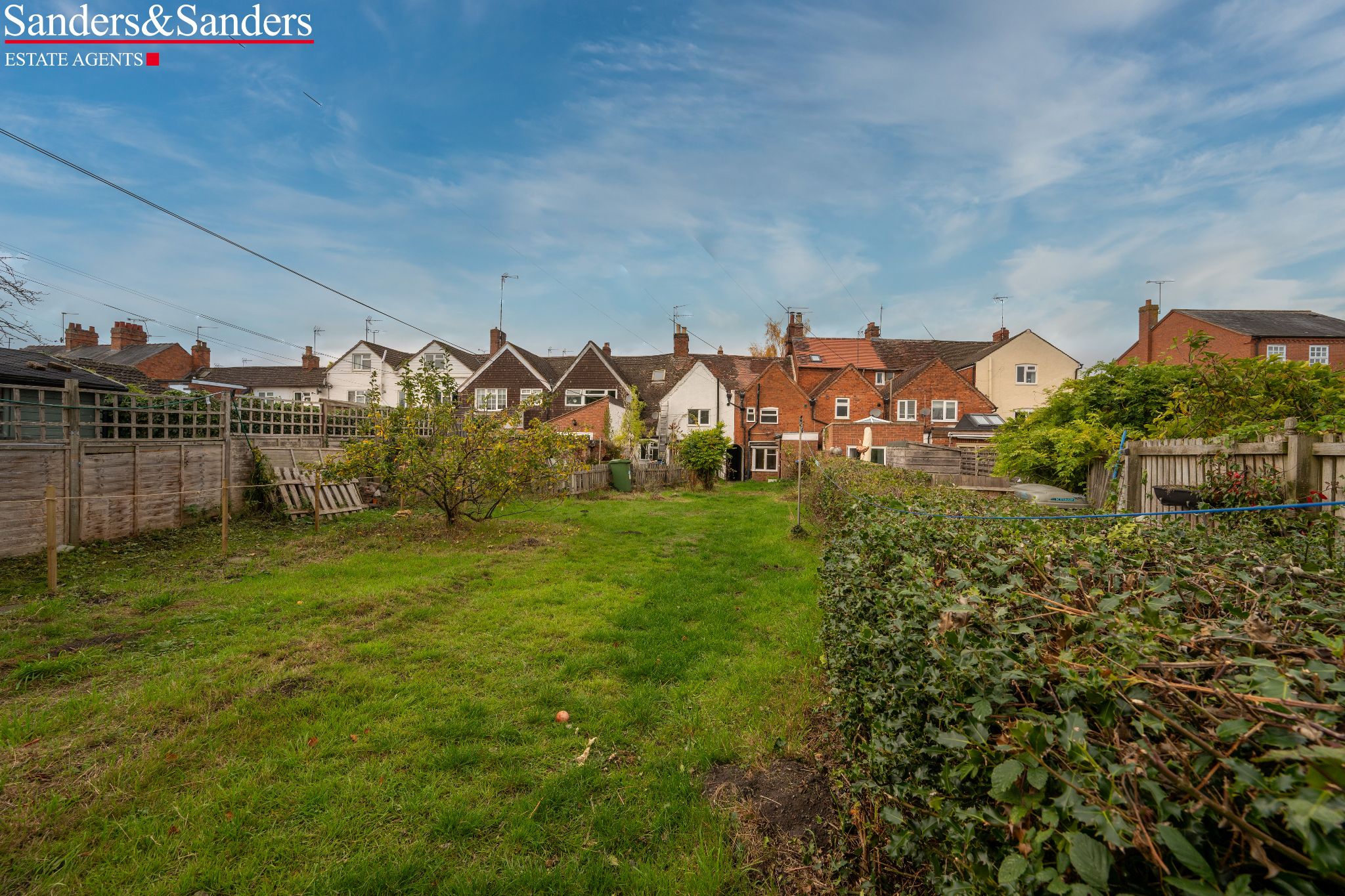 2 bedroom cottage house For Sale Alcester - Property photograph