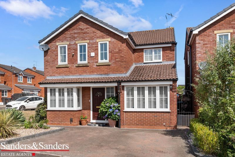 4 bedroom detached house For Sale Alcester - Photograph 1