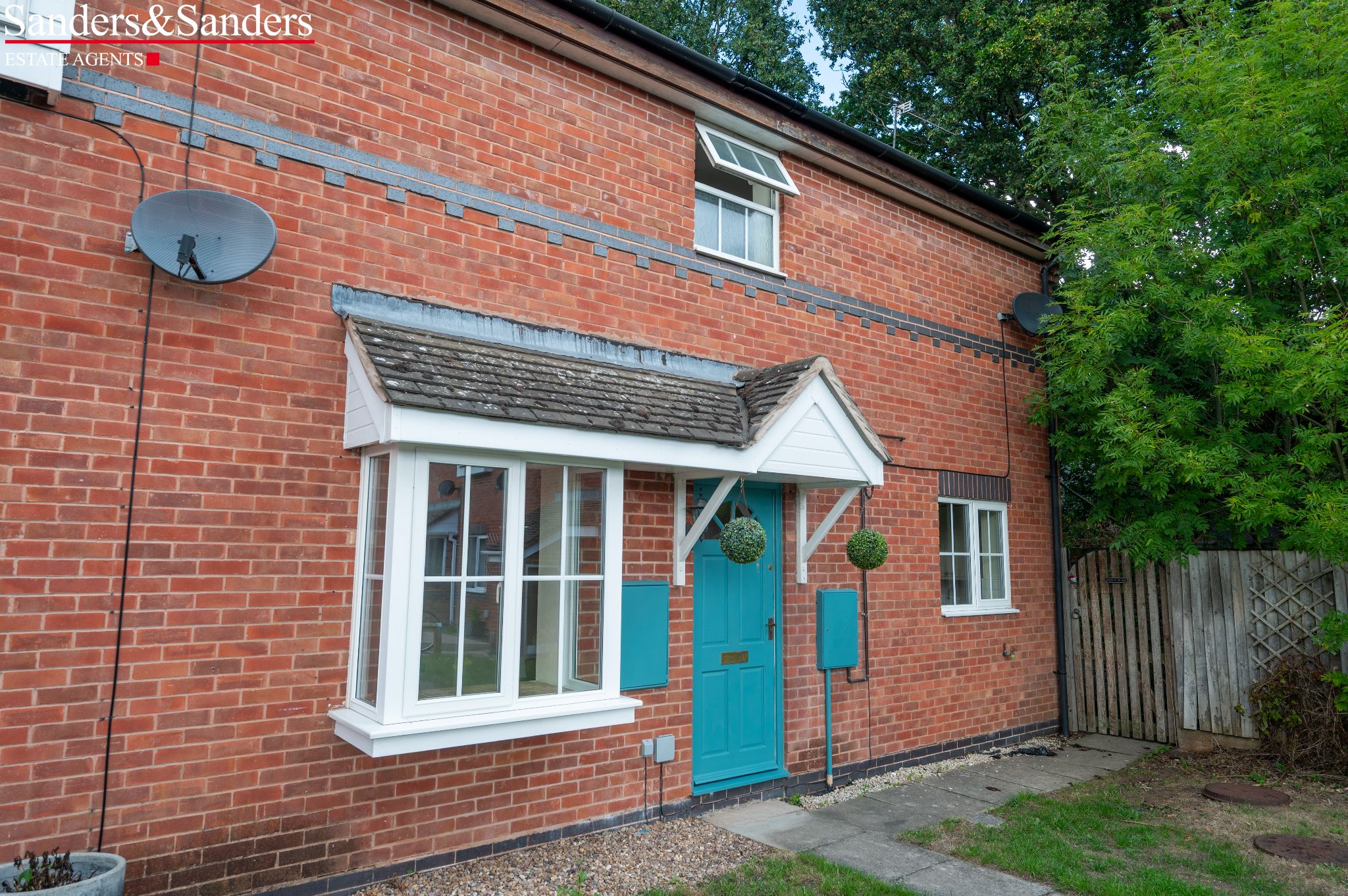 2 bedroom end terraced house For Sale Alcester - Photograph 2