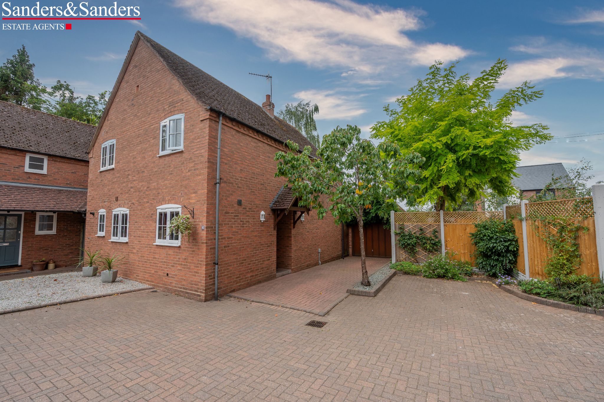 4 bedroom link detached house For Sale in Broom, Bidford-on-avon, Alcester - Photograph 1