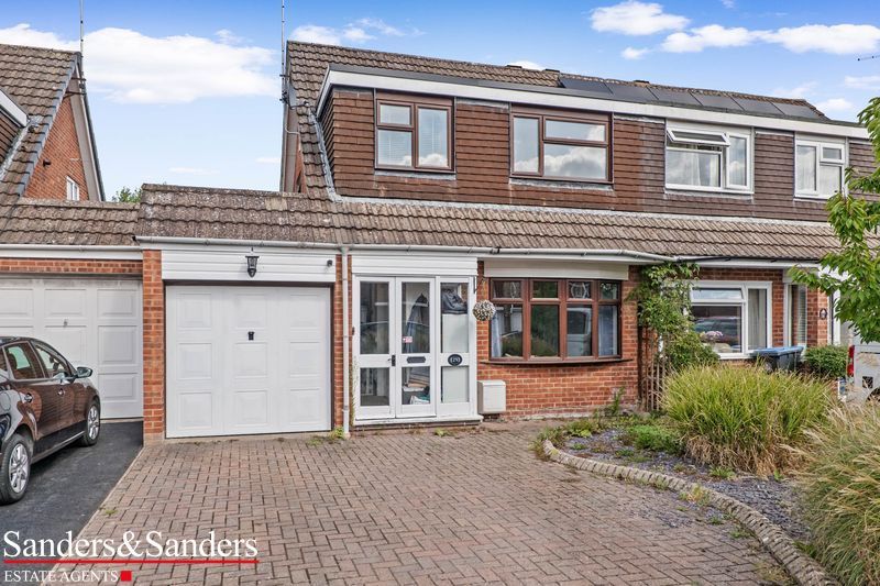 3 bedroom semi-detached house For Sale Alcester - Photograph 1