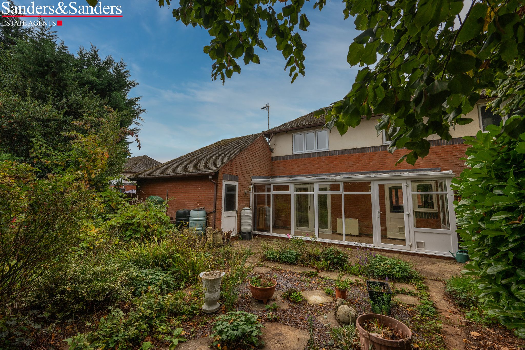 2 bedroom semi-detached house For Sale in Salford Priors, Evesham - Property photograph