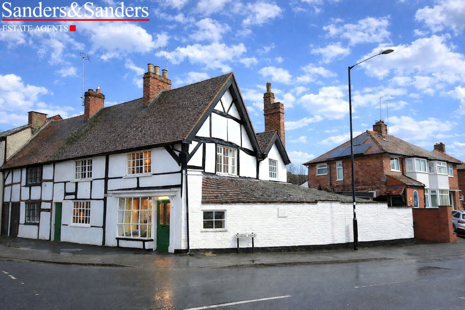 4 bedroom end terraced house For Sale Alcester - Photograph 1