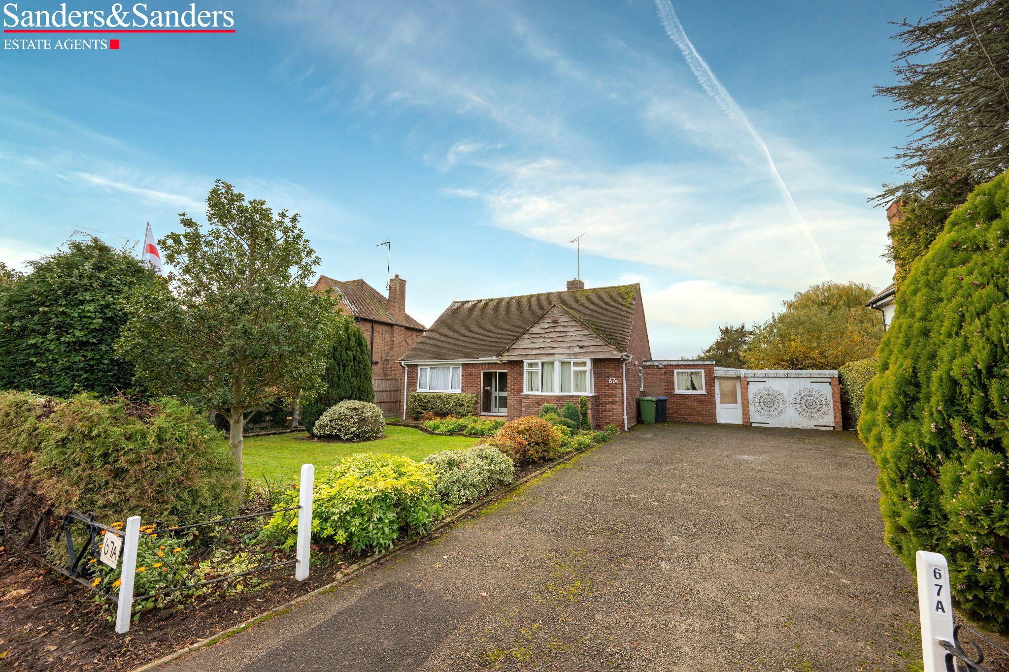 4 bedroom detached bungalow SSTC in Bidford-on-avon, Alcester - Photograph 1