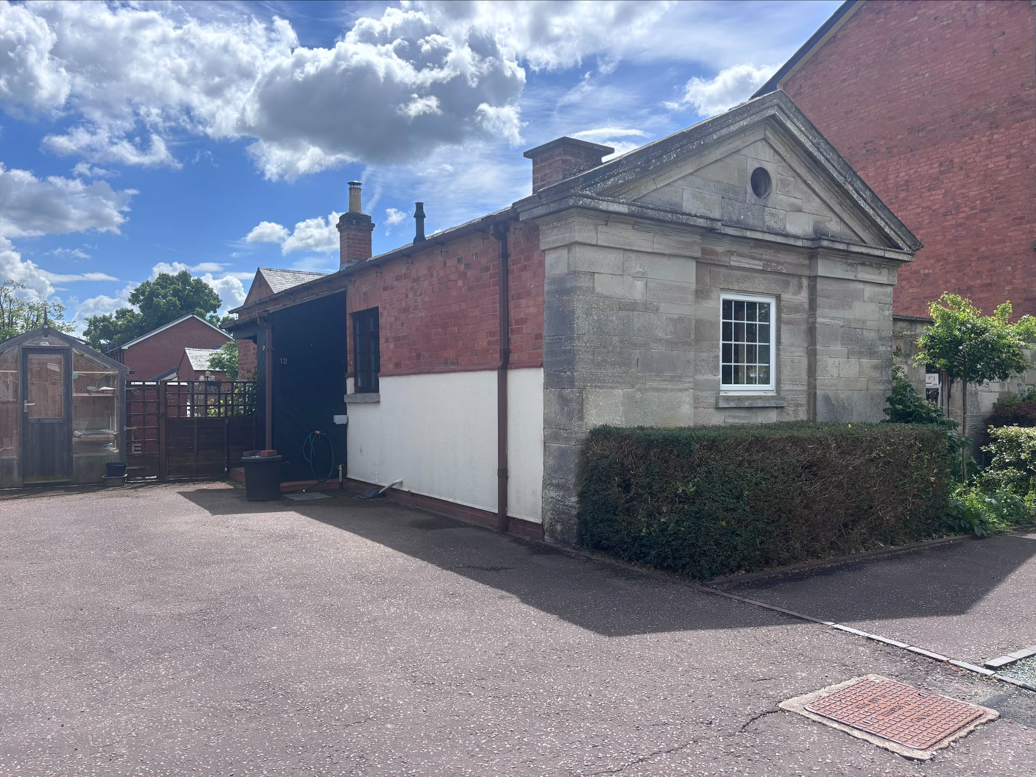 1 bedroom detached bungalow To Let Alcester - Photograph 1