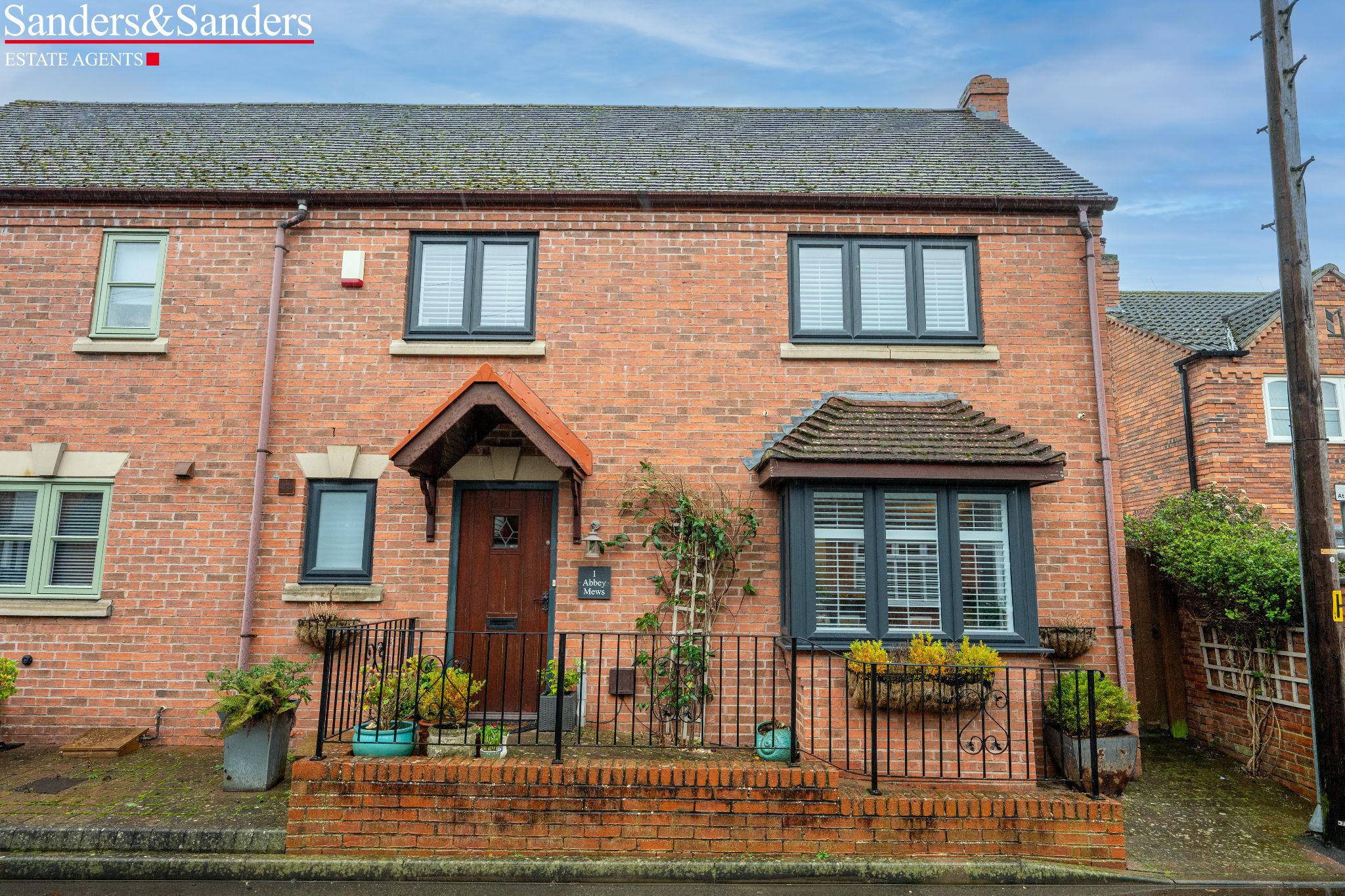 2 bedroom semi-detached house For Sale Alcester - Photograph 1
