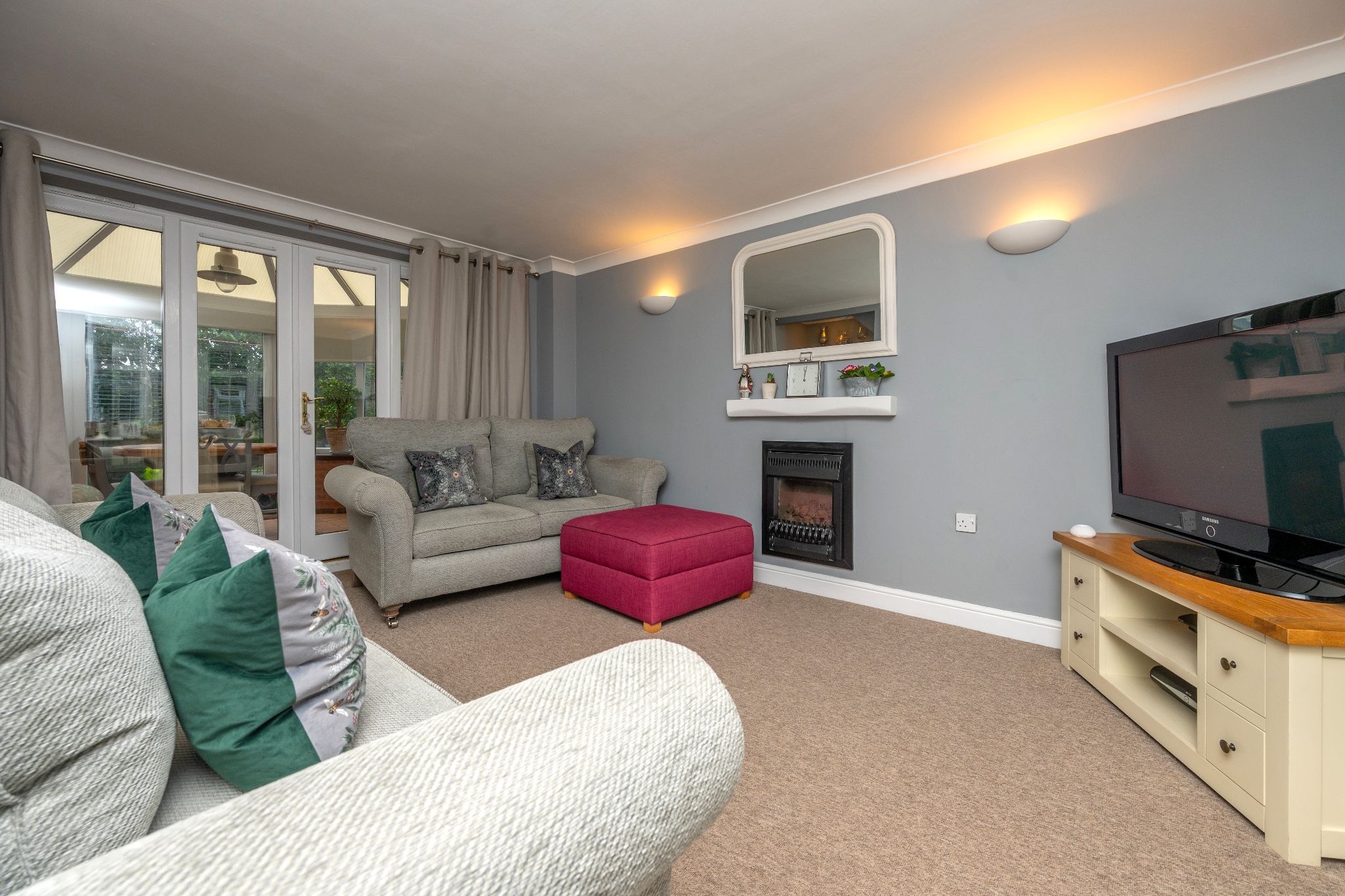 2 bedroom semi-detached house For Sale Alcester - Property photograph