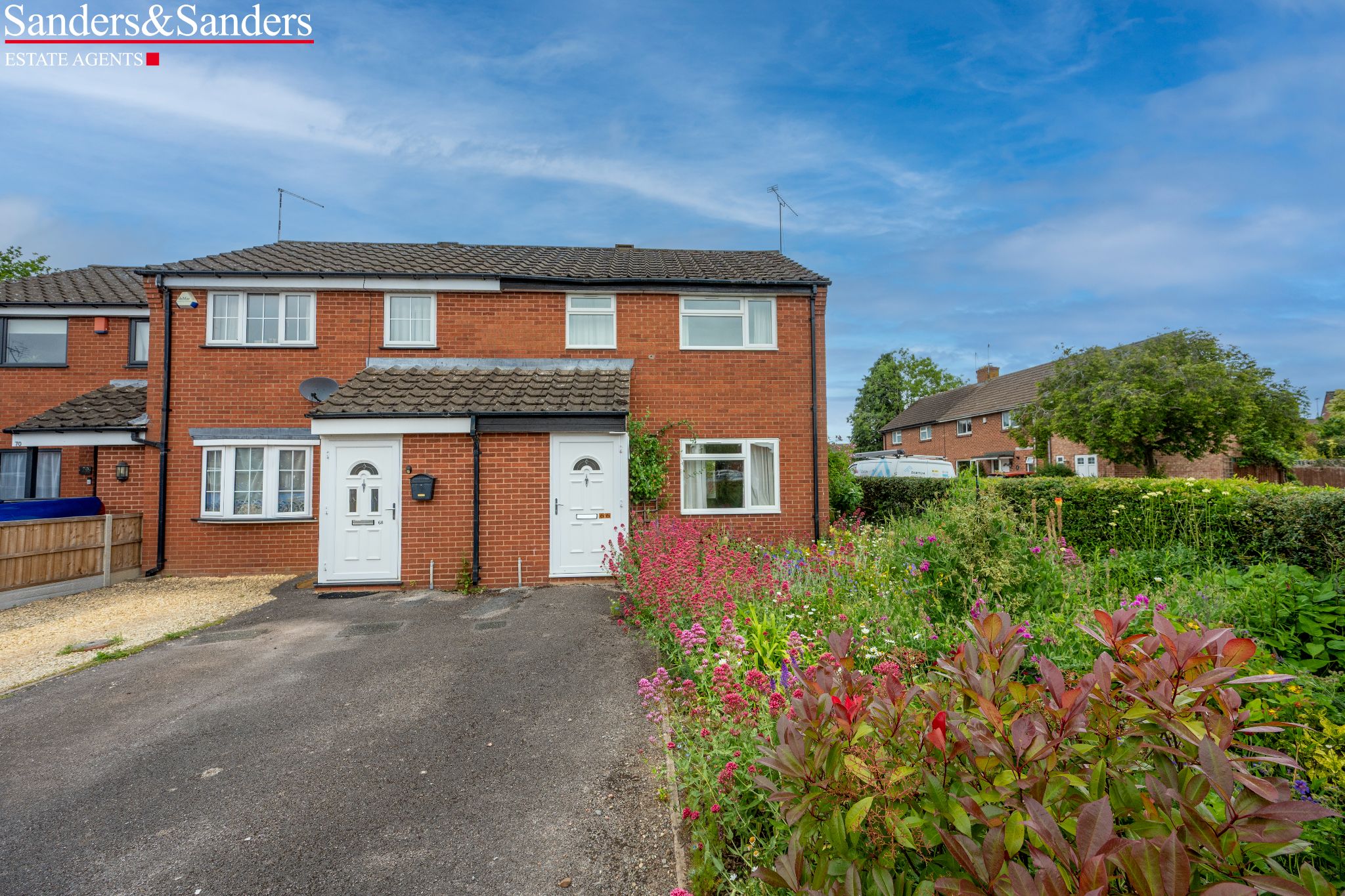 2 bedroom end terraced house For Sale Studley - Photograph 1