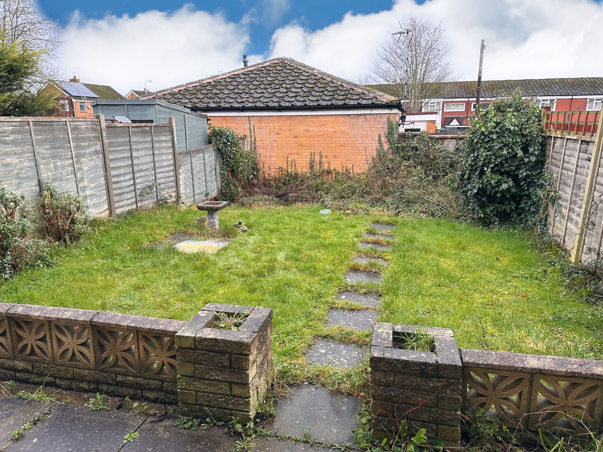 3 bedroom mid terraced house For Sale Studley - Property photograph
