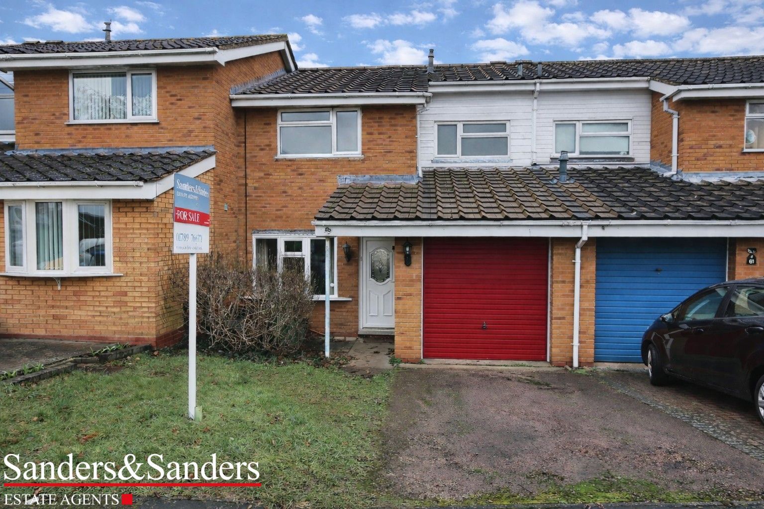 3 bedroom mid terraced house For Sale Studley - Photograph 1