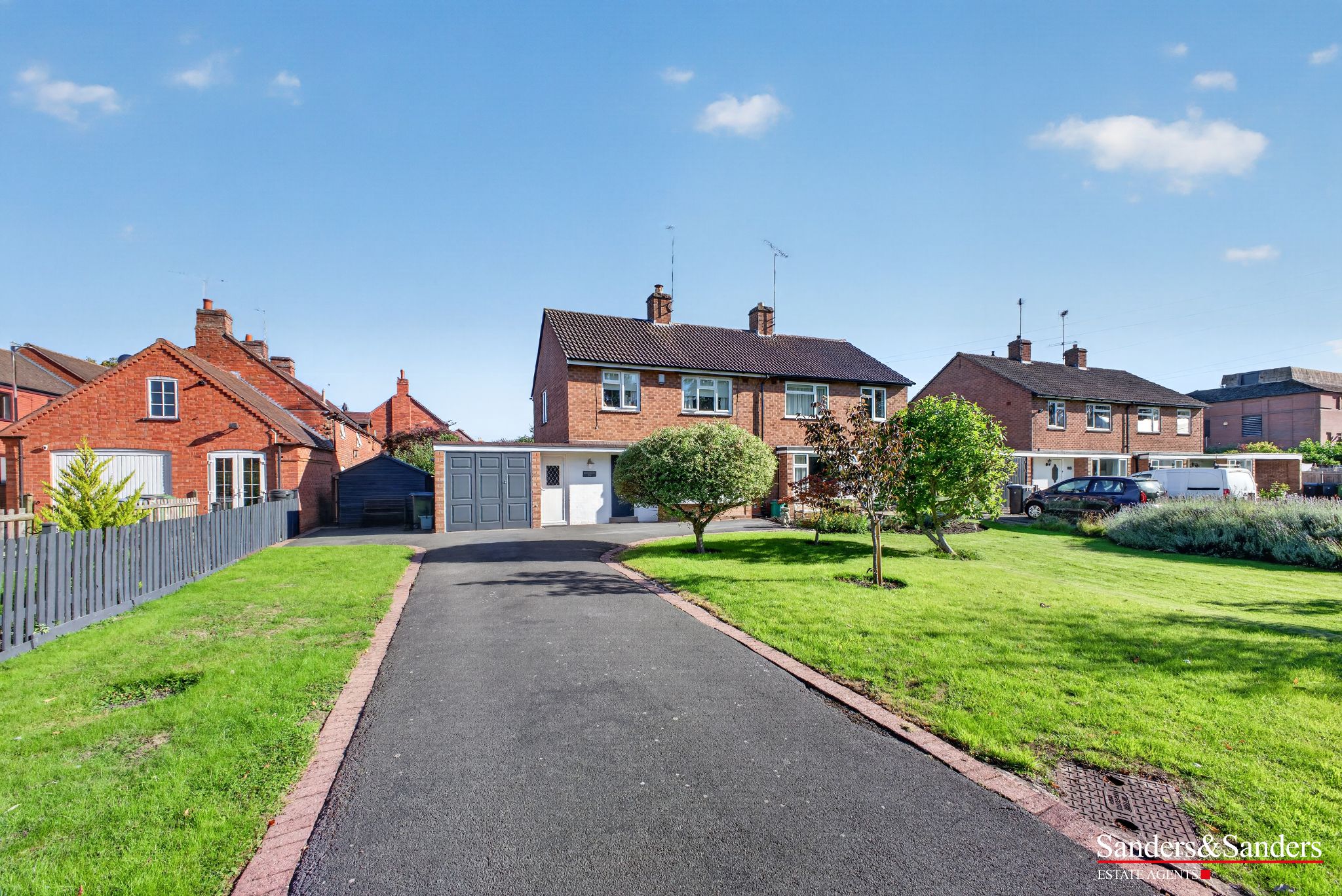 3 bedroom semi-detached house For Sale Alcester - Photograph 1