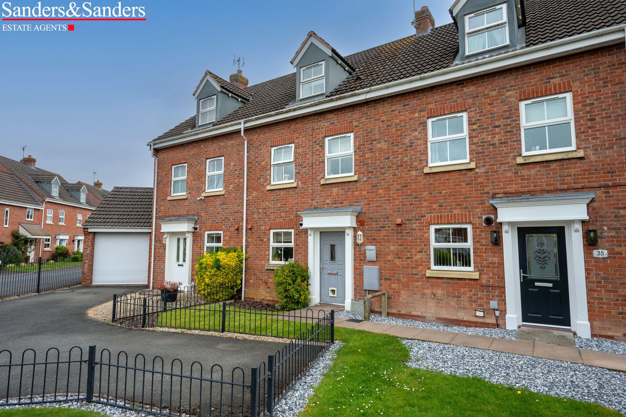 3 bedroom mid terraced house For Sale Alcester - Photograph 1