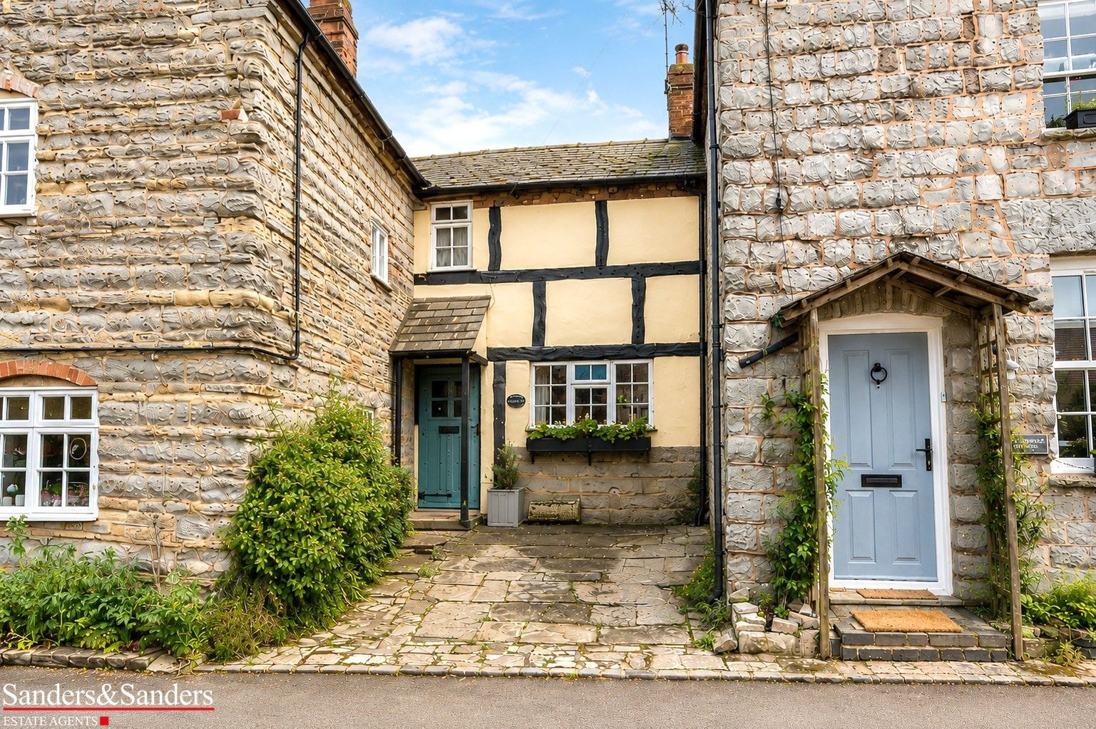 2 bedroom cottage house For Sale in Ardens Grafton, Alcester - Photograph 1