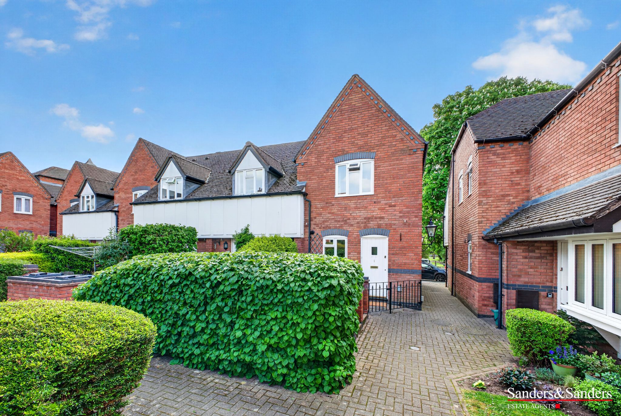 2 bedroom end terraced house For Sale Alcester - Photograph 1