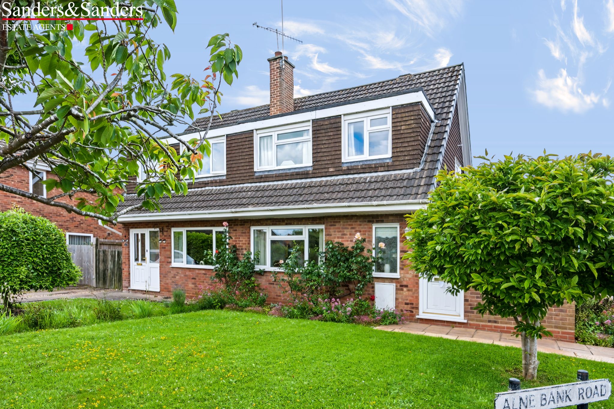 3 bedroom semi-detached house For Sale Alcester - Photograph 1