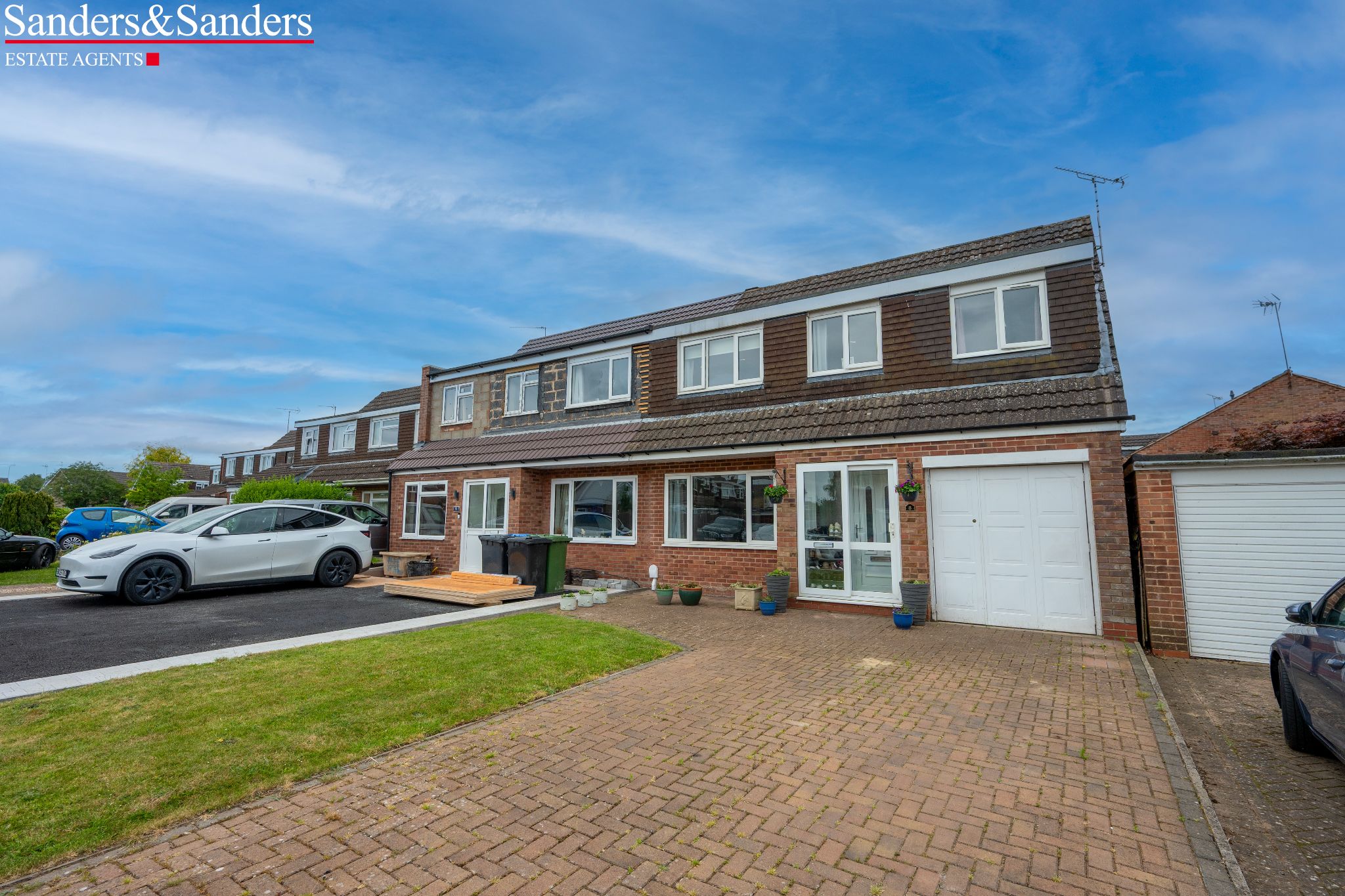 4 bedroom semi-detached house For Sale Alcester - Photograph 1