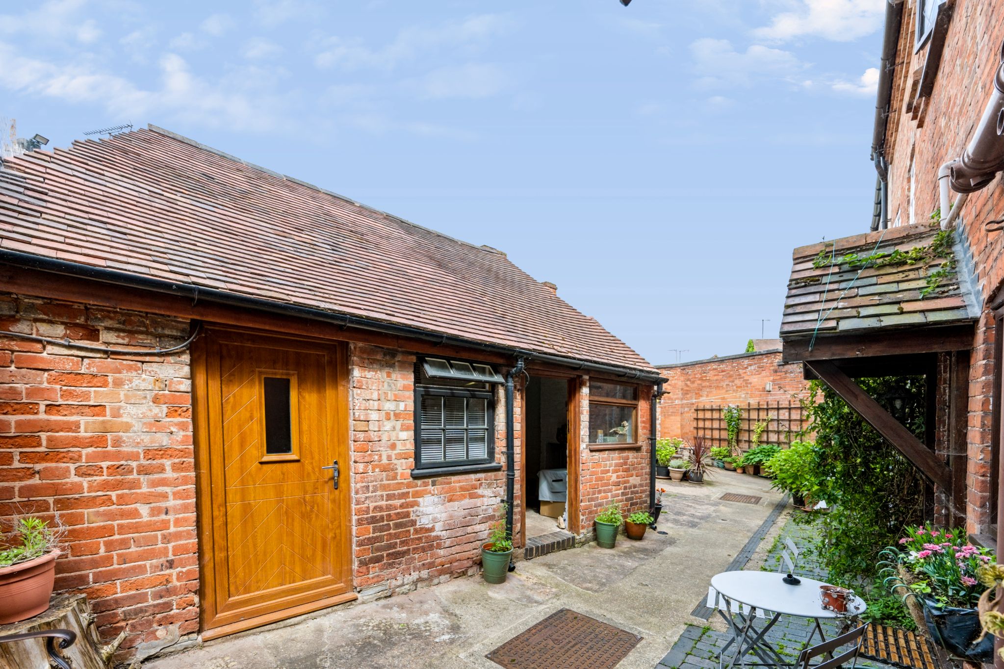 2 bedroom cottage house For Sale Alcester - Property photograph