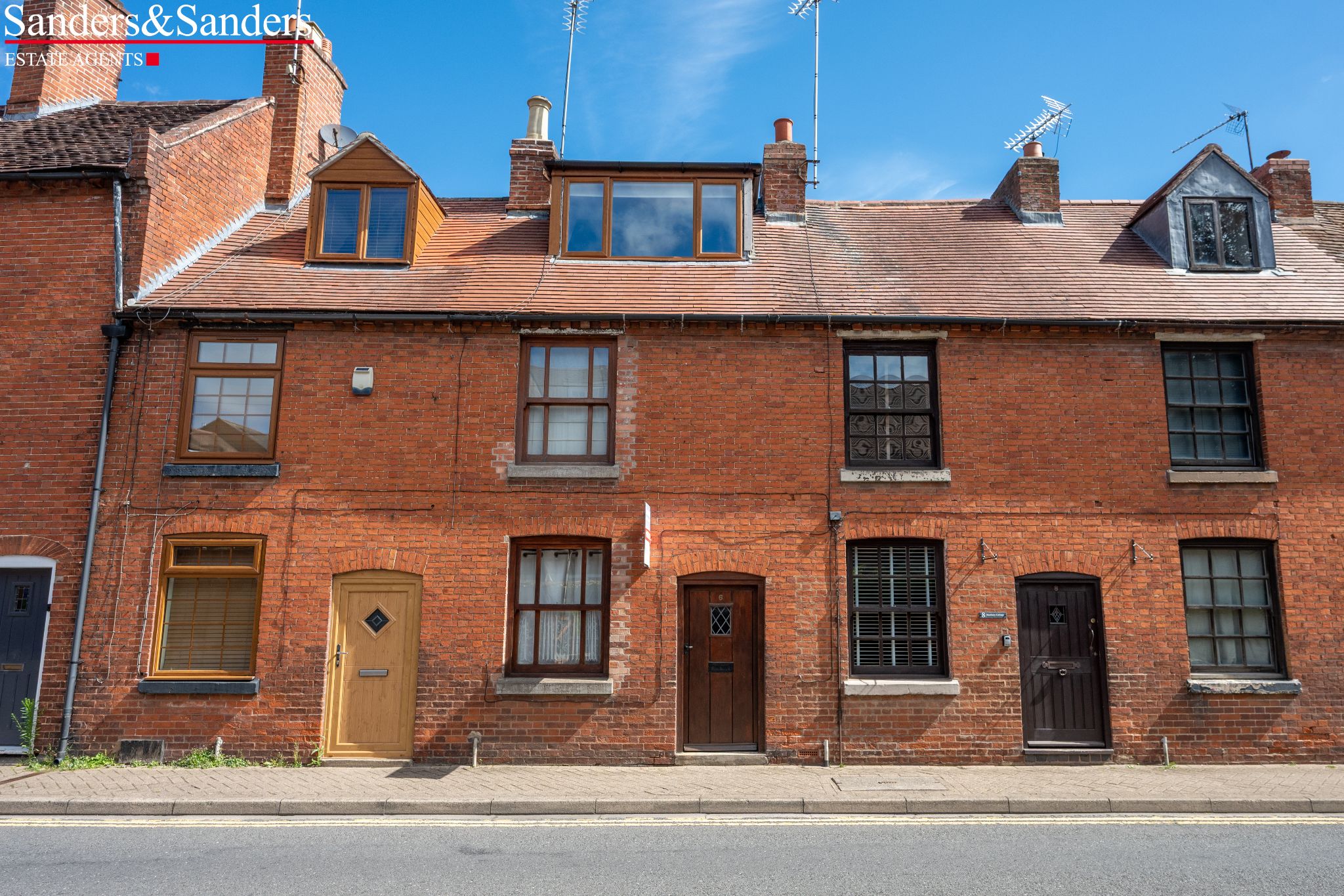 2 bedroom cottage house For Sale Alcester - Property photograph