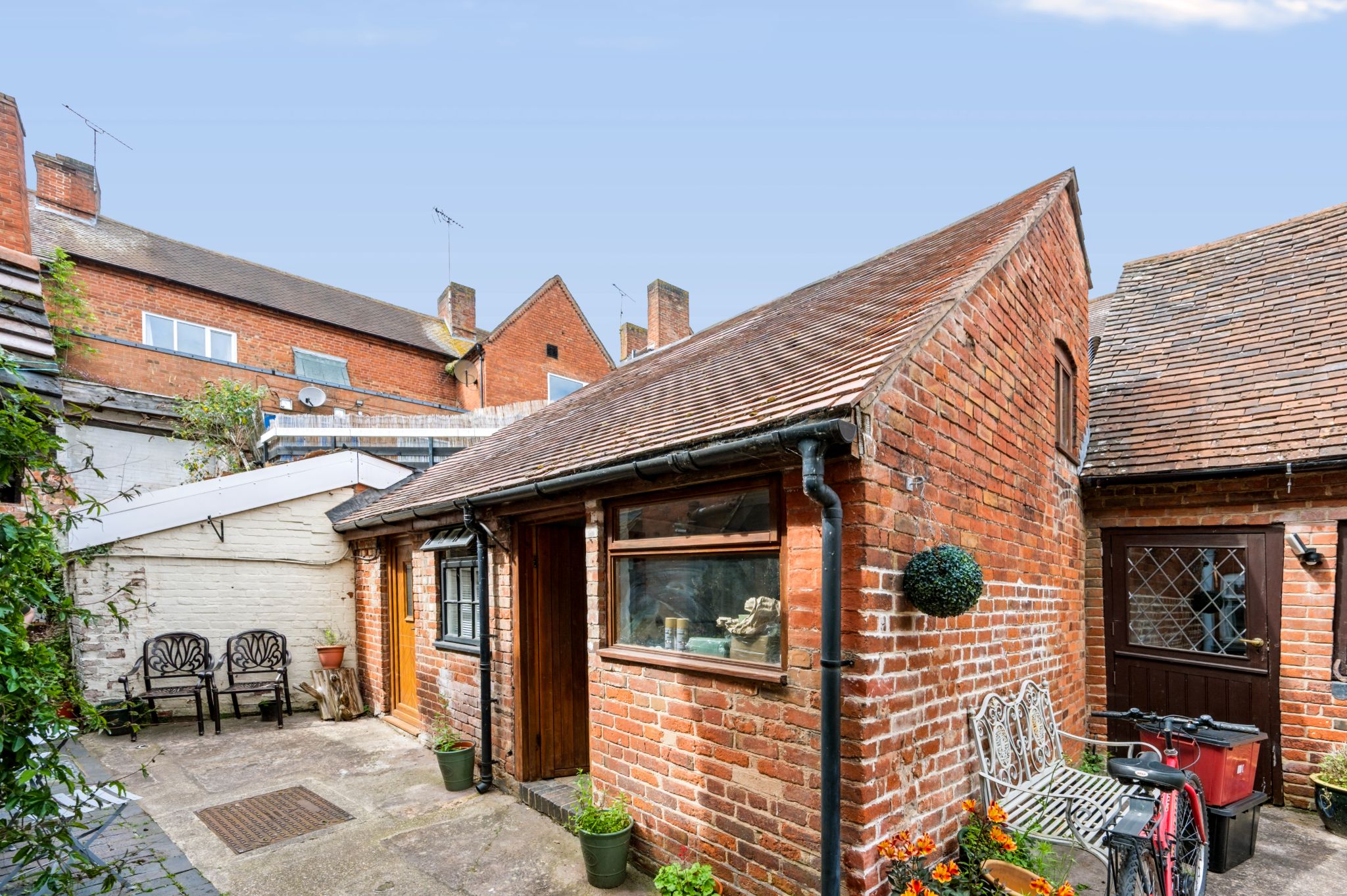 2 bedroom cottage house For Sale Alcester - Property photograph