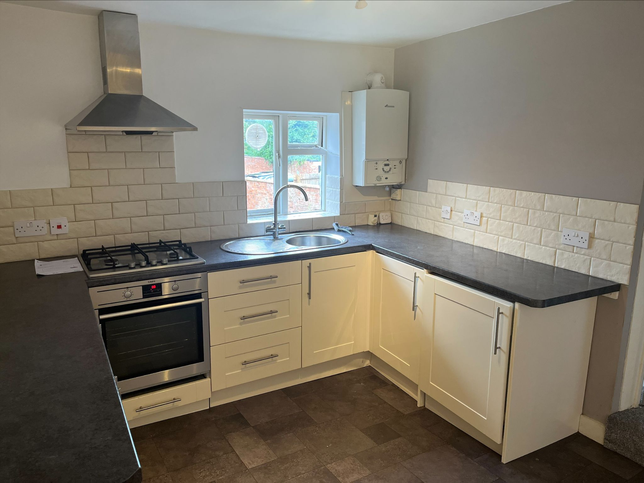 2 bedroom flat flat/apartment To Let Alcester - Photograph 1