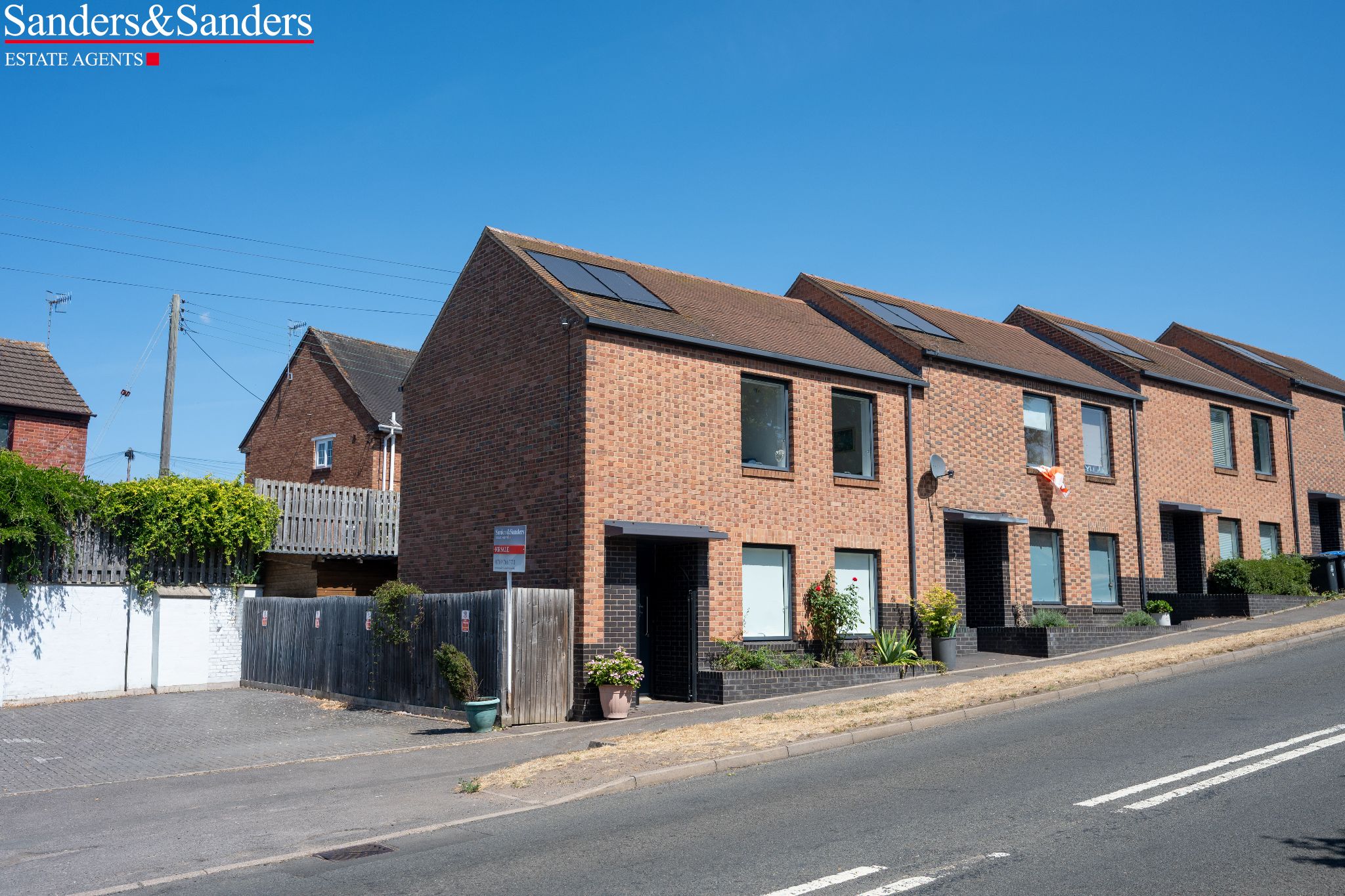 2 bedroom end terraced house For Sale in Bidford On Avon, Alcester - Photograph 1