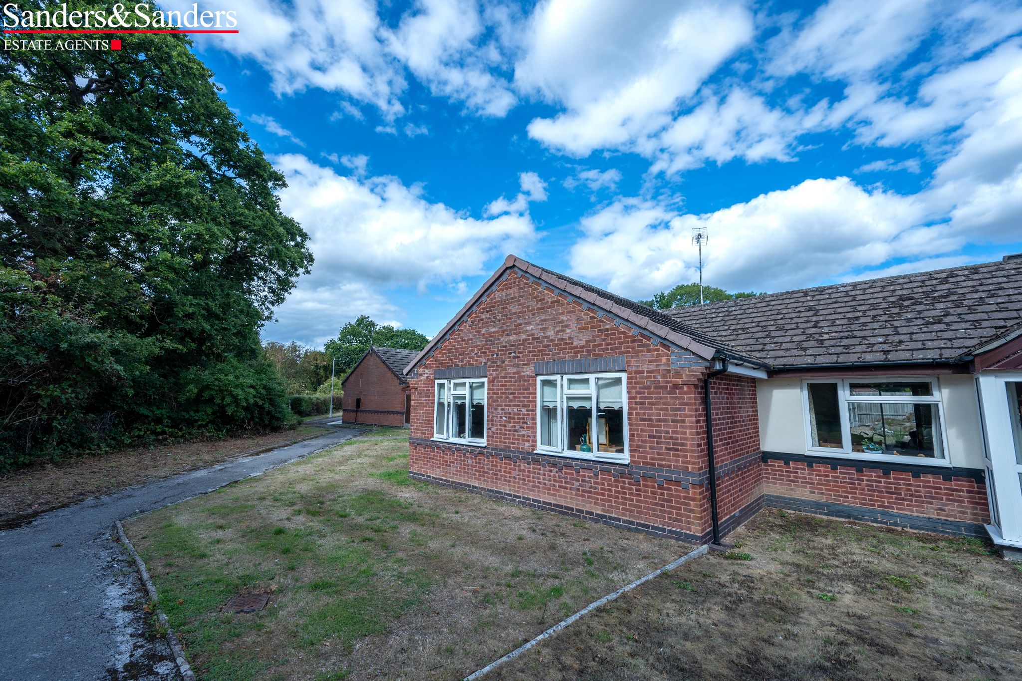 2 bedroom semi-detached bungalow For Sale Alcester - Photograph 1