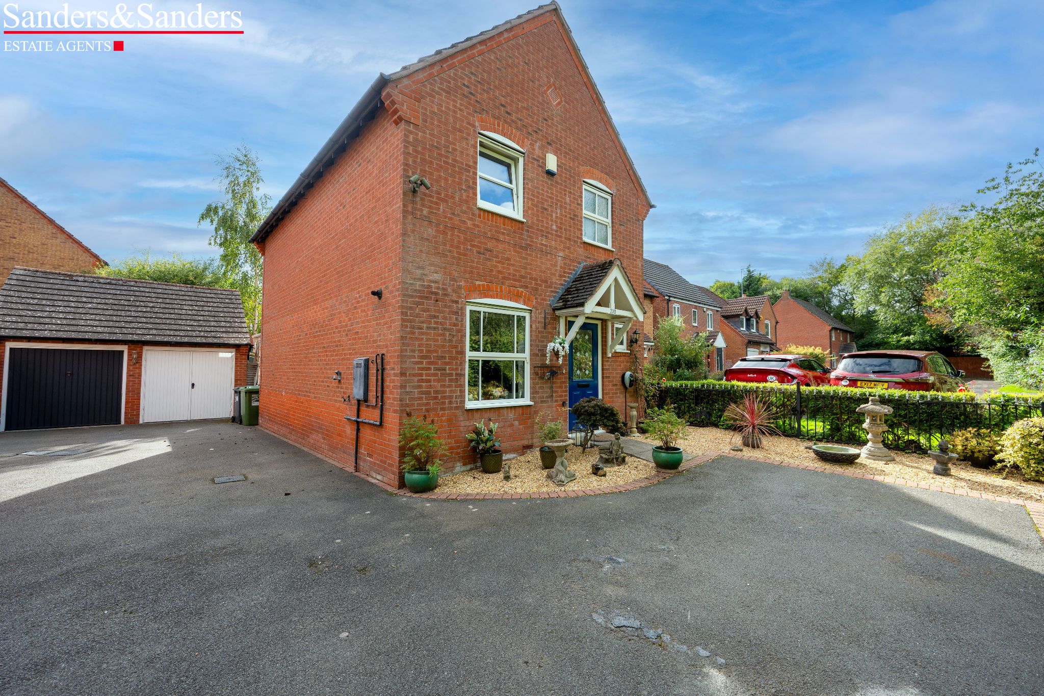 4 bedroom detached house For Sale Redditch - Property photograph