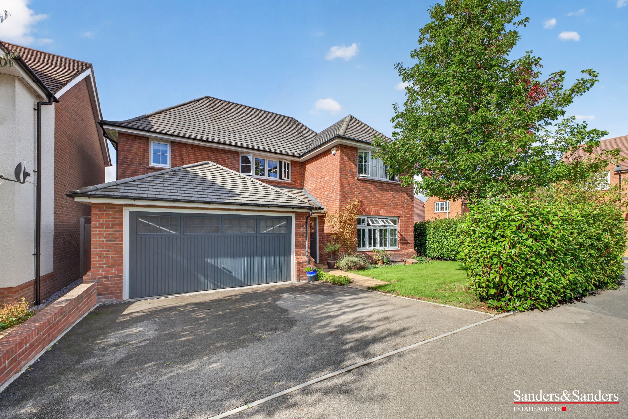 4 bedroom detached house For Sale Alcester - Photograph 1