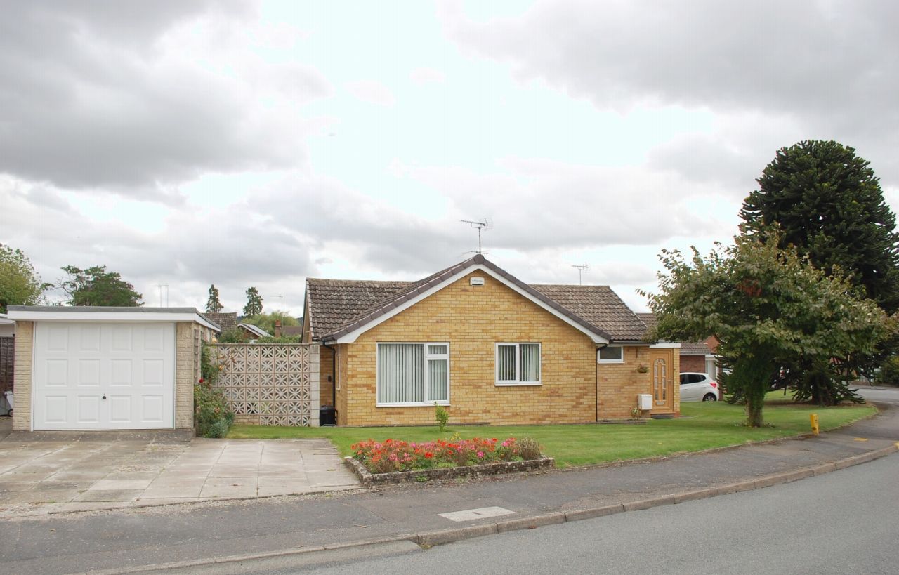 2 bedroom detached bungalow Sold Alcester - Photograph 1