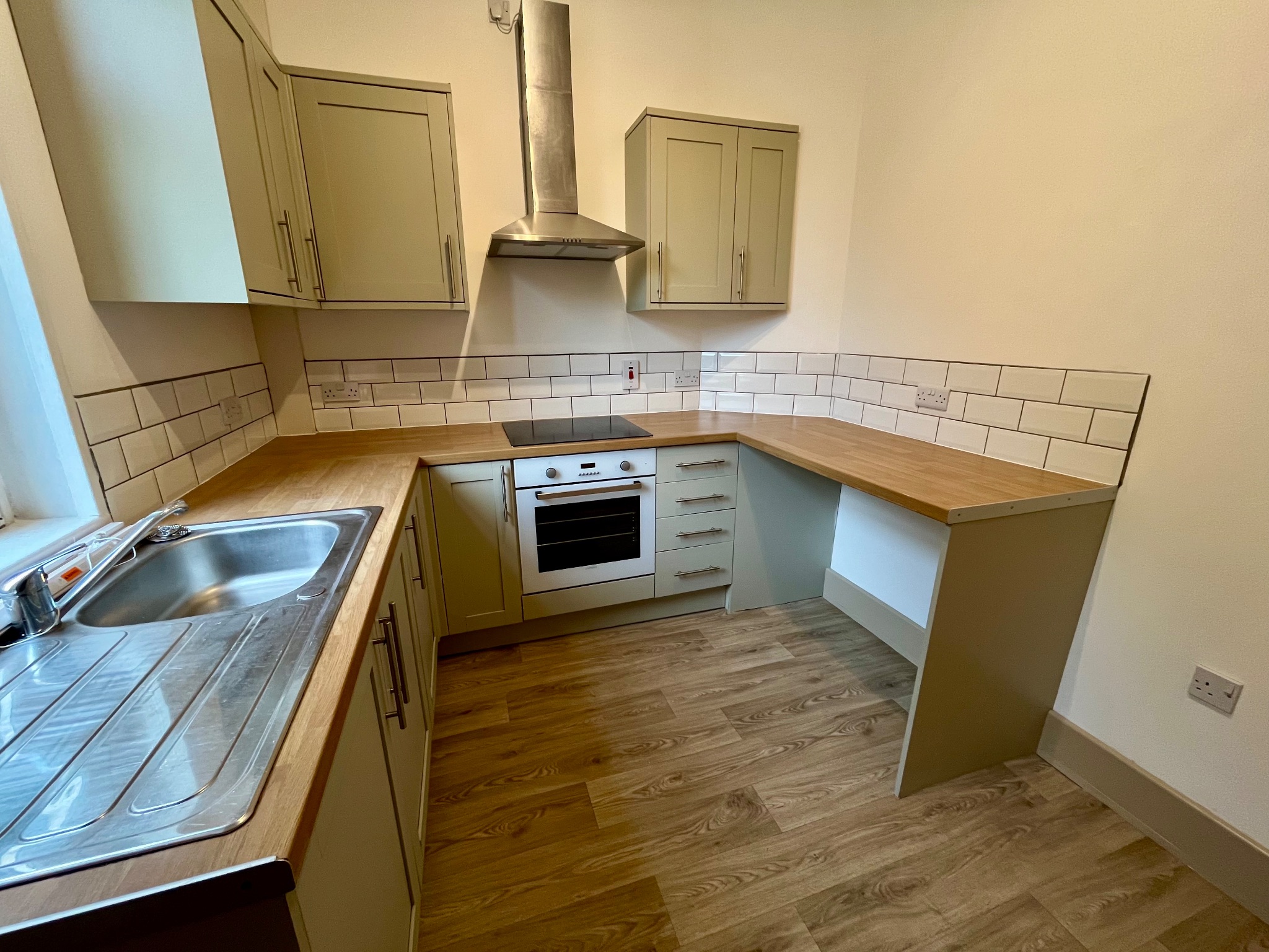 3 bedroom mid terraced house Reserved in Todmorden - Photograph 6.