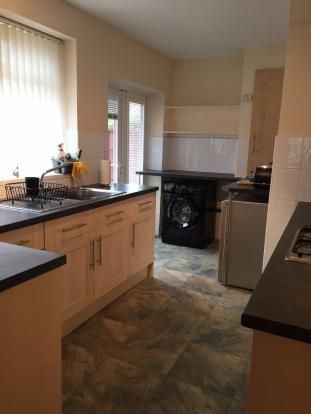 2 bedroom ground floor flat/apartment Let Agreed in Manchester - Photograph 3.