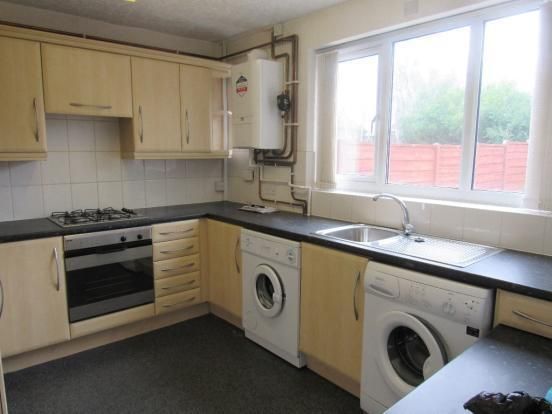 3 bedroom mid terraced house Let in Manchester - Photograph 5.