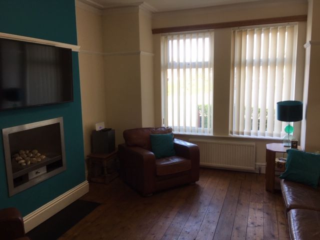 3 bedroom semi-detached house Let in Manchester - Photograph 2.