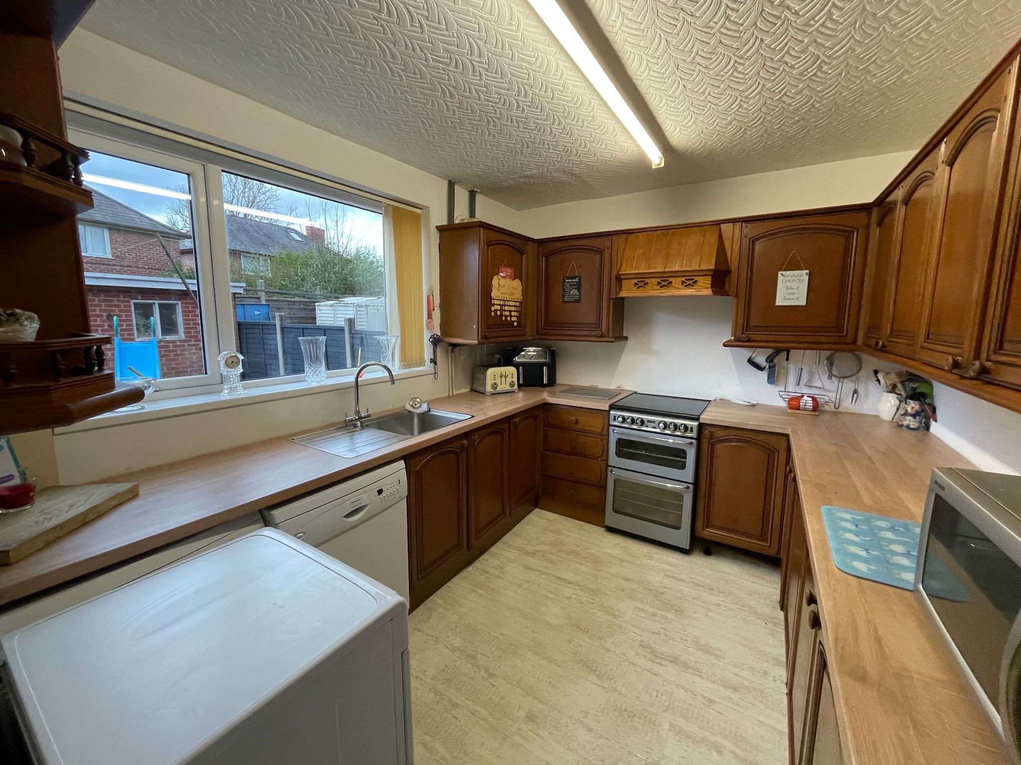 3 bedroom mid terraced house For Sale in Manchester - Photograph 9.