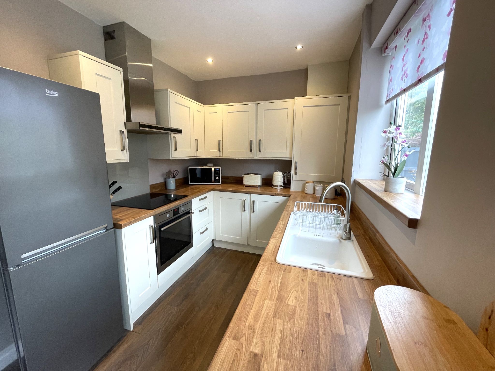 3 bedroom semi-detached house For Sale in Manchester - Photograph 7.