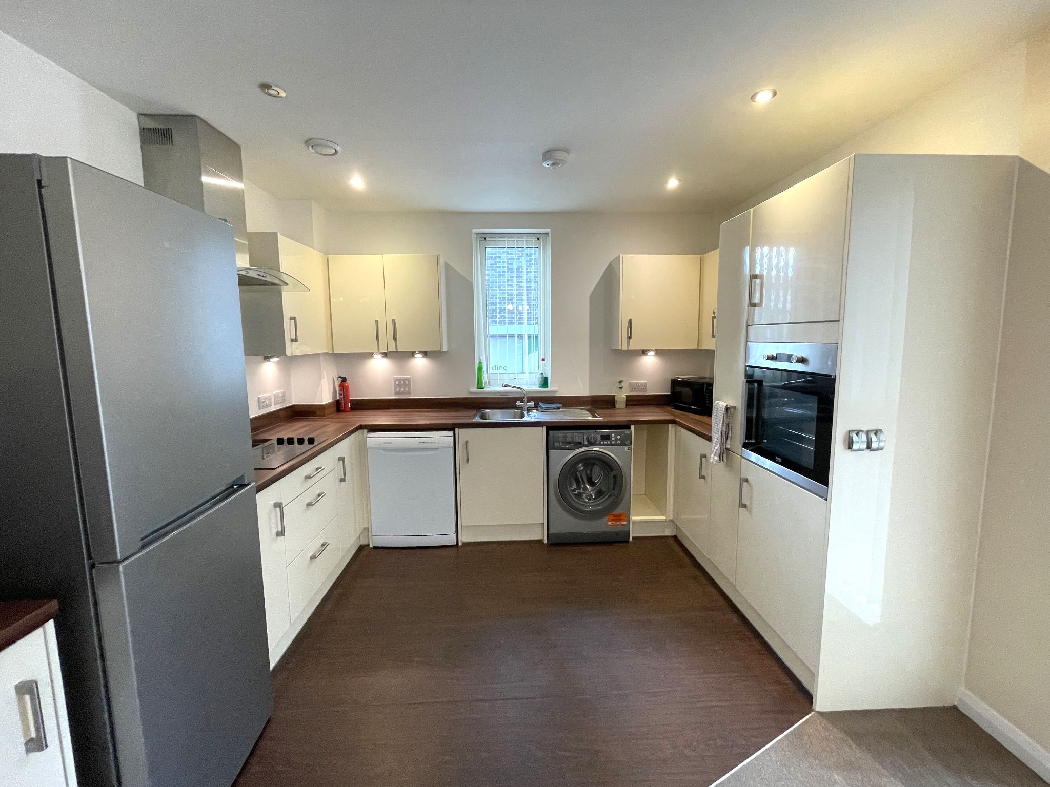 2 bedroom ground floor flat/apartment SSTC in Manchester - Photograph 4.