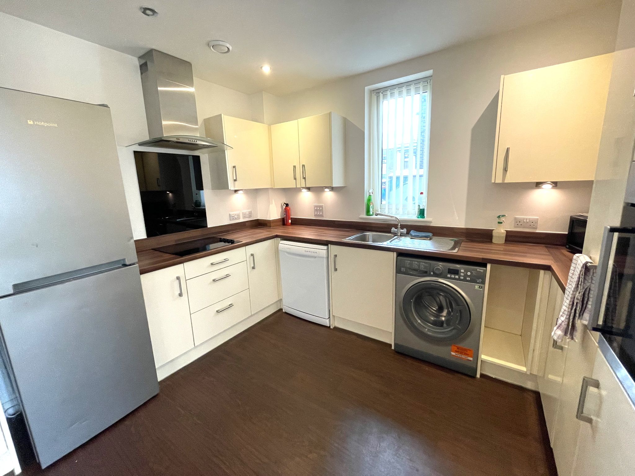 2 bedroom ground floor flat/apartment SSTC in Manchester - Photograph 5.
